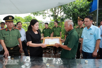 Lãnh đạo UBND tỉnh thăm hỏi, động viên, chia buồn với gia đình nạn nhân tử vong khi tham gia cứu người đuối nước
