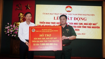 Đại diện các đơn vị trao biển hỗ trợ cho Uỷ ban MTTQ tỉnh Thái Nguyên