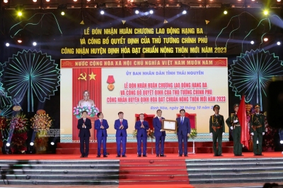 Thừa uỷ quyền của Chủ tịch nước, đồng chí Bí thư tỉnh uỷ Thái Nguyên trao tặng Huân chương Lao động hạng Ba cho Đảng bộ, Chính quyền và nhân dân huyện Định Hoá.